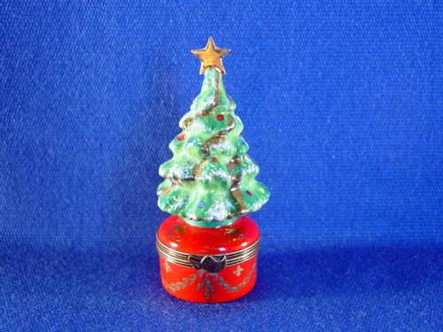 CHRISTMAS TREE ON RED BASE